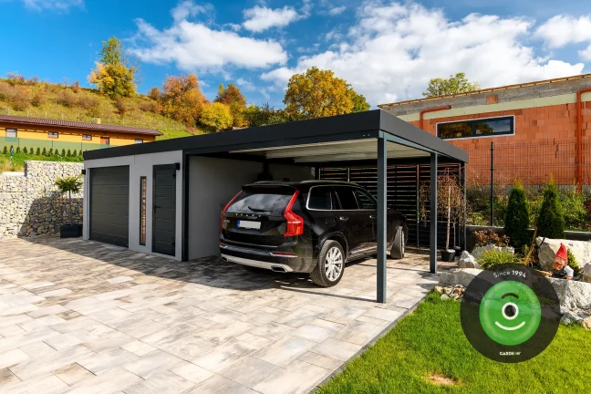 Auto pod prístreškom s garážou