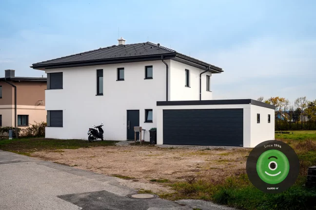 Garáž pre dve autá pri dome