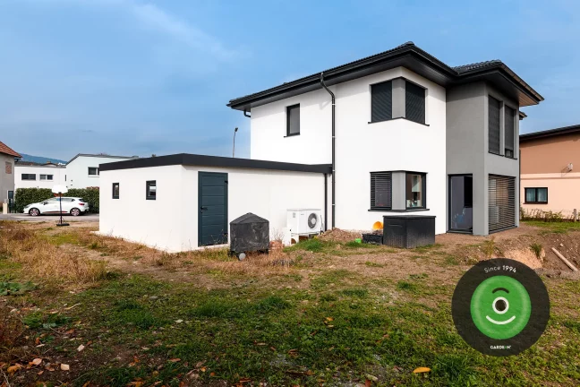 Garážové dvere z dvora