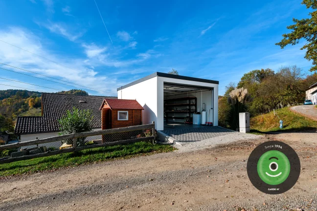 Otvorená brána na garáži