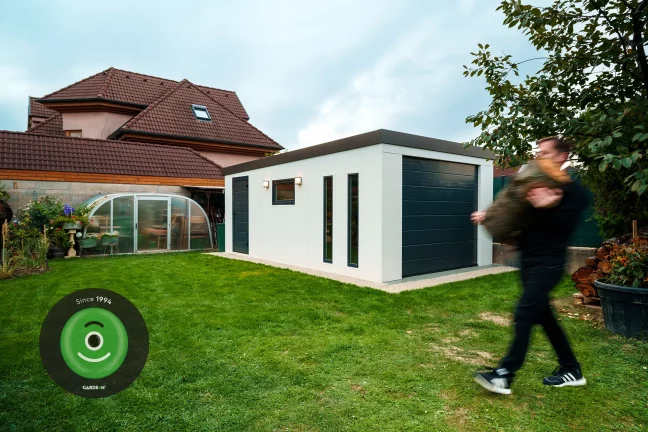 Odkladanie dreva do garáže