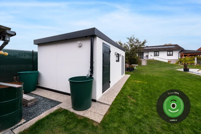 Záhradný domček a odkvapový systém do suda.