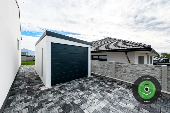 Garáž pri plote