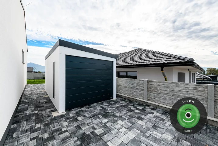 Garáž pri plote