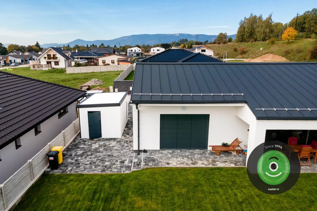 Zadný pohľad na garáž a dom z dvora