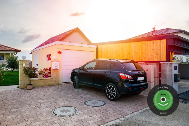Auto pred garážou