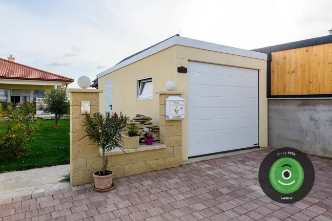 Garáž s plotom