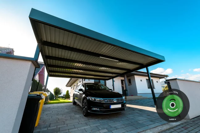 Prístrešok pre dve vozidlá za plotom