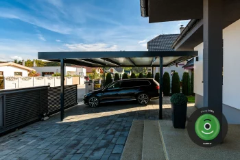 Vozidlo pod prístreškom