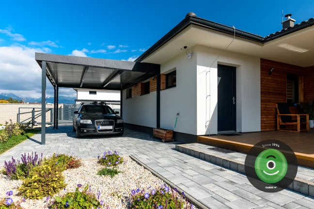 Prístrešok pre jedno auto pri terase