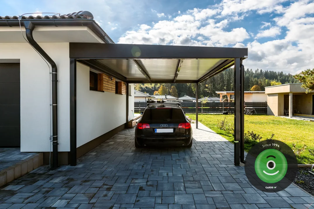 Prístrešok pre auto vedľa rodinného domu