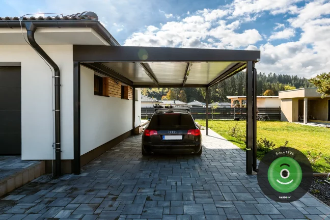 Prístrešok pre auto vedľa rodinného domu