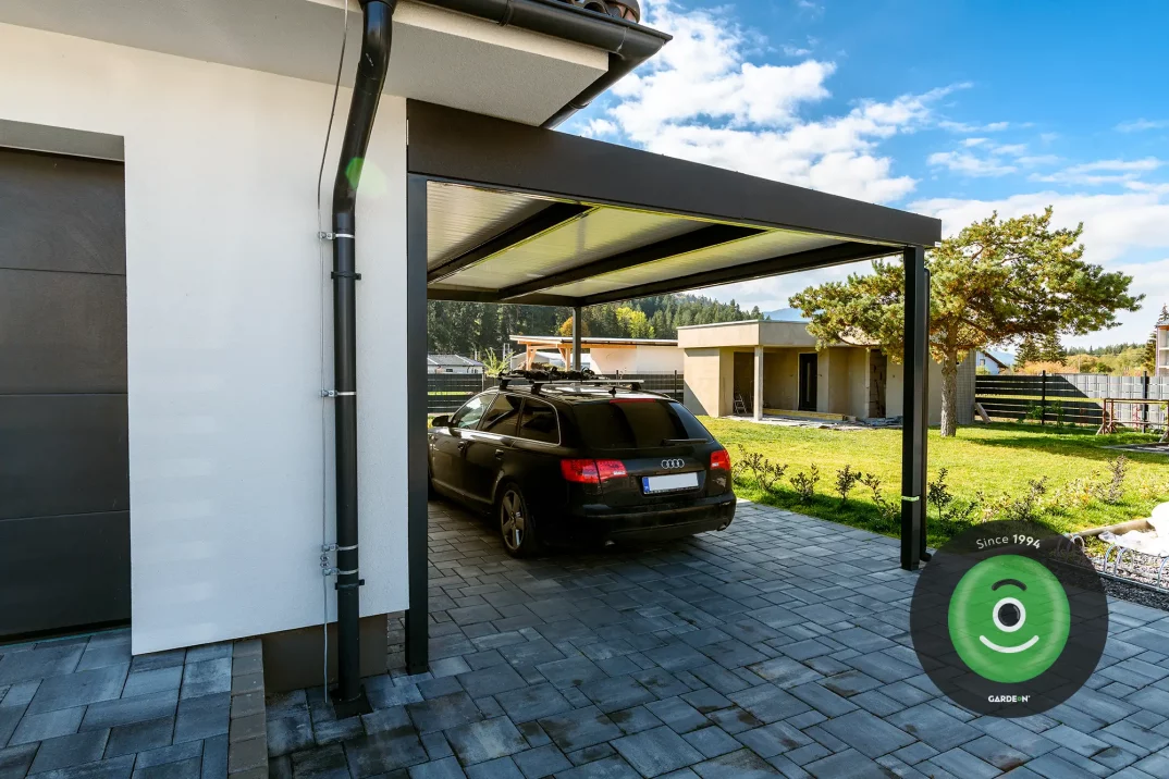 Prístrešok vedľa domu