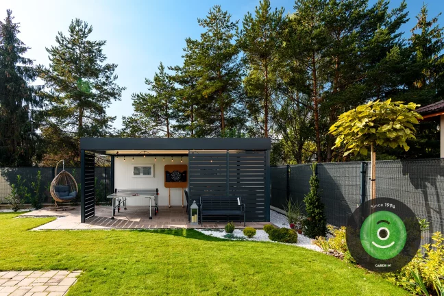 Ping-pongový stôl pod prístreškom, lavička, hojdacie kreslo