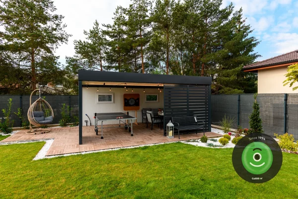 Záhradný domček s prístreškom pre vonkajšiu herňu v Banskej Bystrici