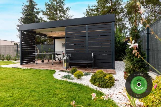 Záhradná architektúra s lavičkou