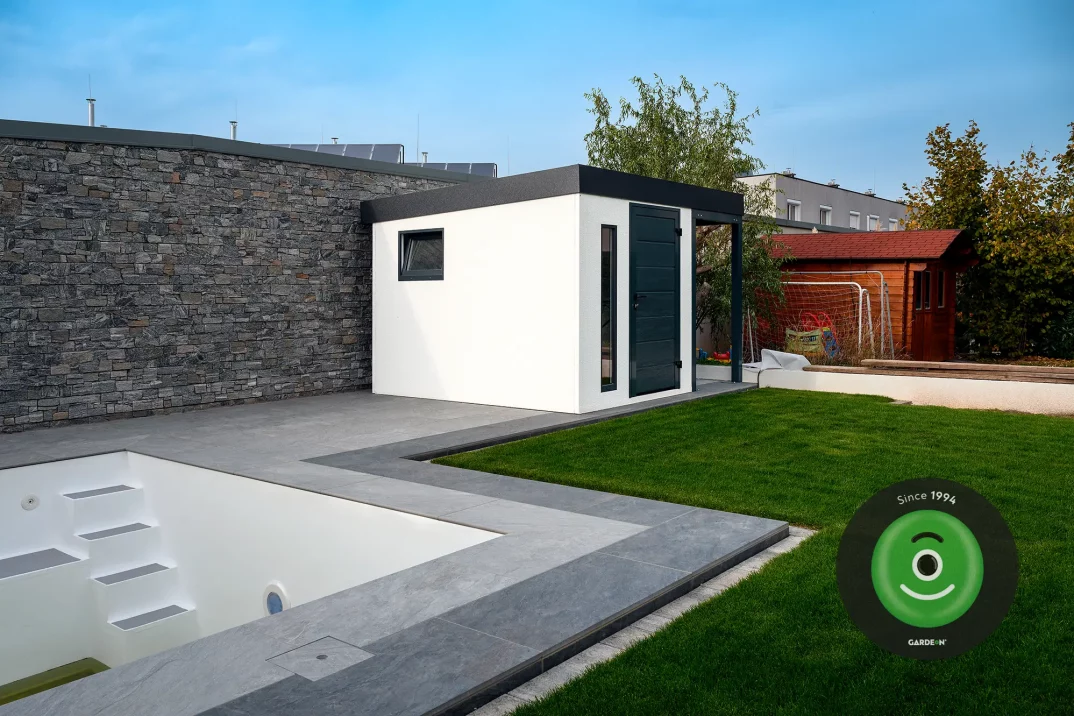 Bazén v záhrade a záhradný domček