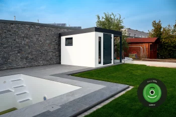 Bazén v záhrade a záhradný domček