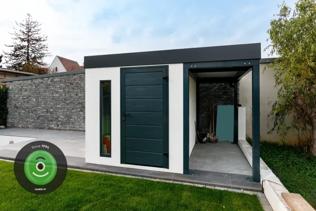 Záhradný domček s prístreškom pri bazéne