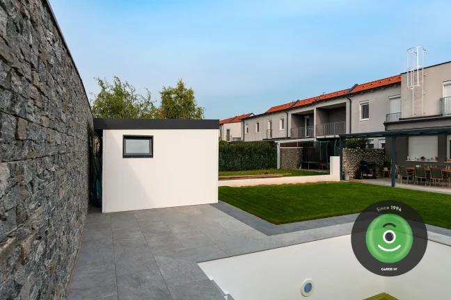 Bazén so záhradným domčekom