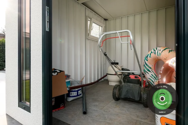 Kosačka v záhradnom domčeku pri bazéne