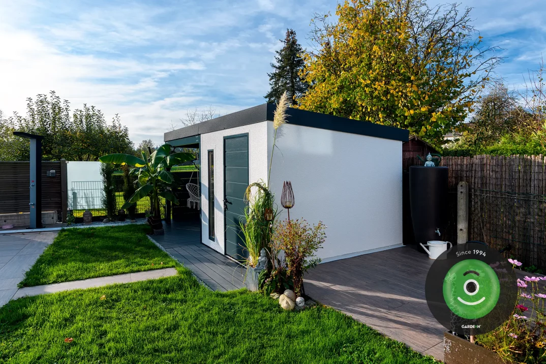 Záhradný domček vo dvore pred domom