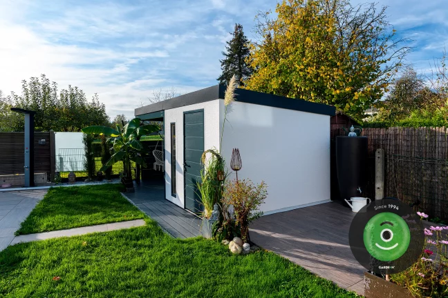 Záhradný domček vo dvore pred domom