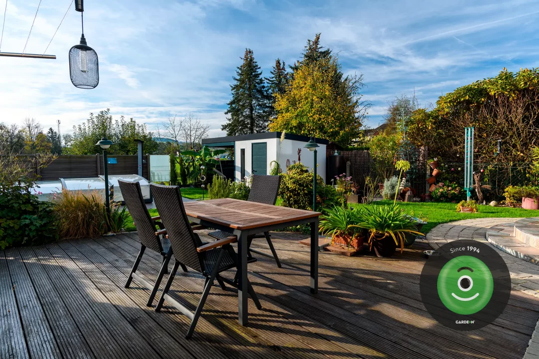 Záhradný stôl na terase