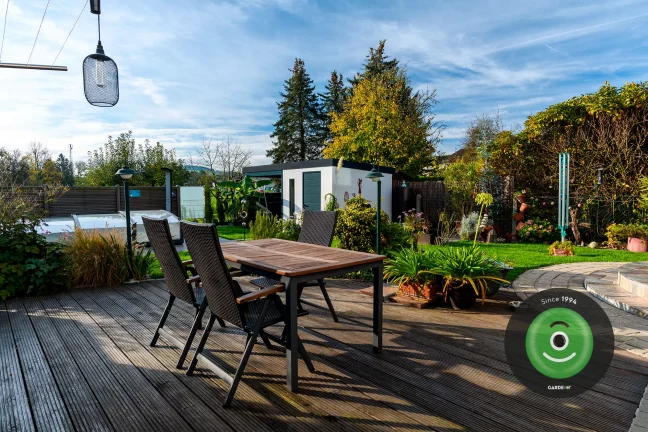 Záhradný stôl na terase