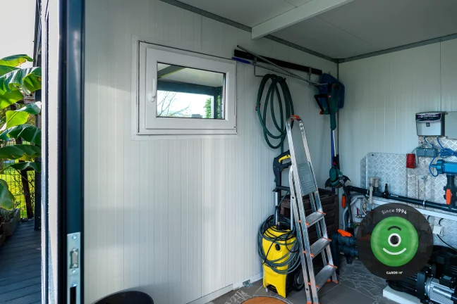 Rozkladací rebrík v záhradnom domčeku