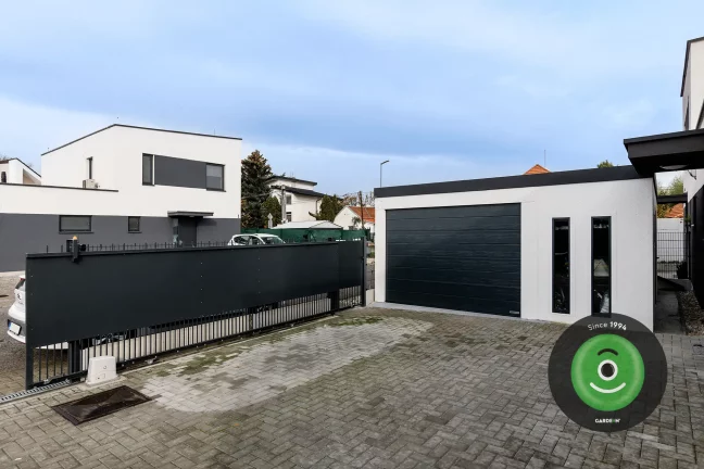 Gardeon atypická garáž s pultovou strechou pri plote