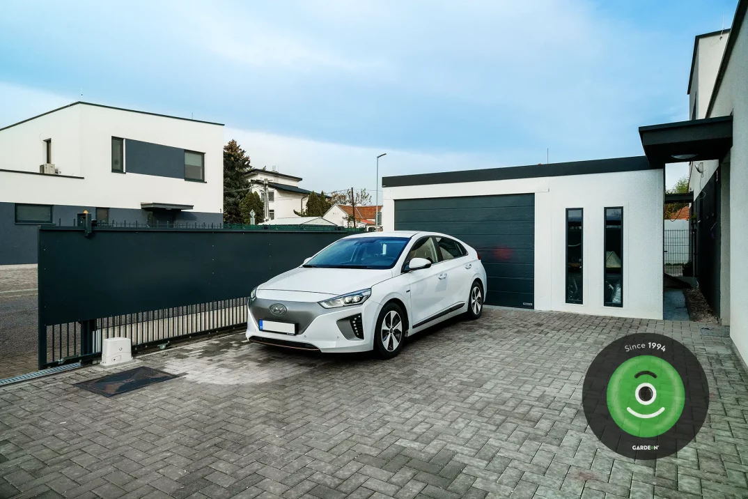 Osobné auto Huydai pred garážou Gardeon