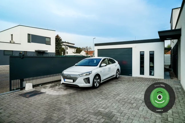 Osobné auto Huydai pred garážou Gardeon