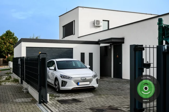 Gardeon garáž spoza plota