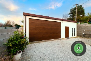 Gardeon montovaná garáž s bránou imitujúcou drevo