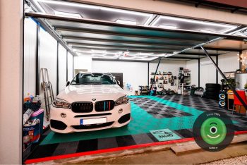 BMW v interiéri garáže Gardeon - ručná autoumyváreň