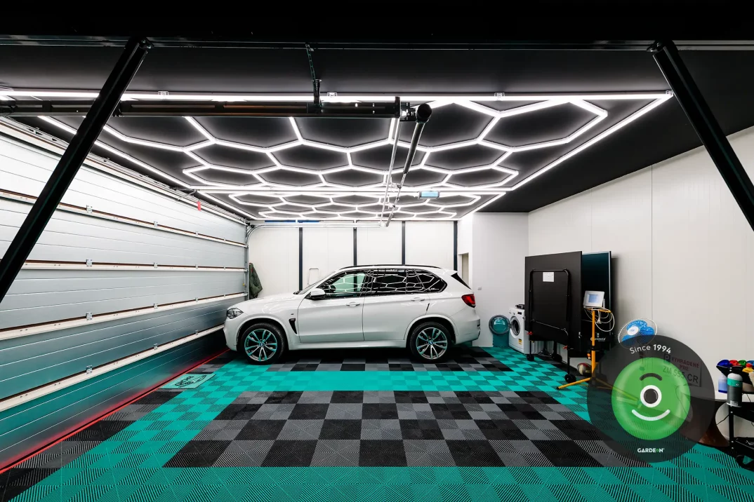 Interiéri garáže Gardeon - ručná autoumyváreň, vyplnená podlaha a dizajnové svetlá