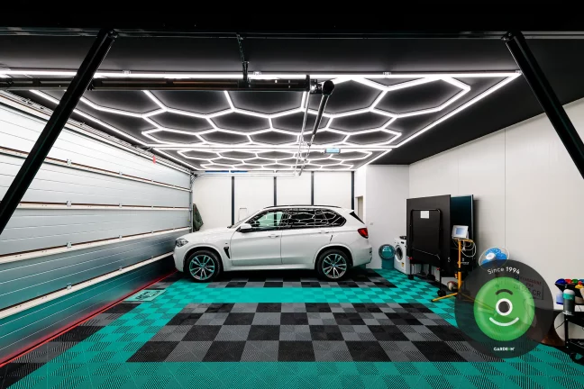 Interiéri garáže Gardeon - ručná autoumyváreň, vyplnená podlaha a dizajnové svetlá
