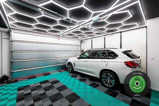 Interiéri garáže Gardeon - ručná autoumyváreň, vyplnená podlaha a dizajnové svetlá