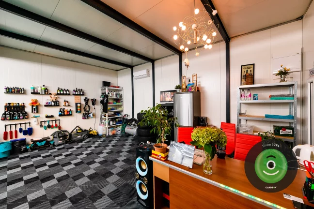 Kancelársky stôl v interiéri garáže Gardeon