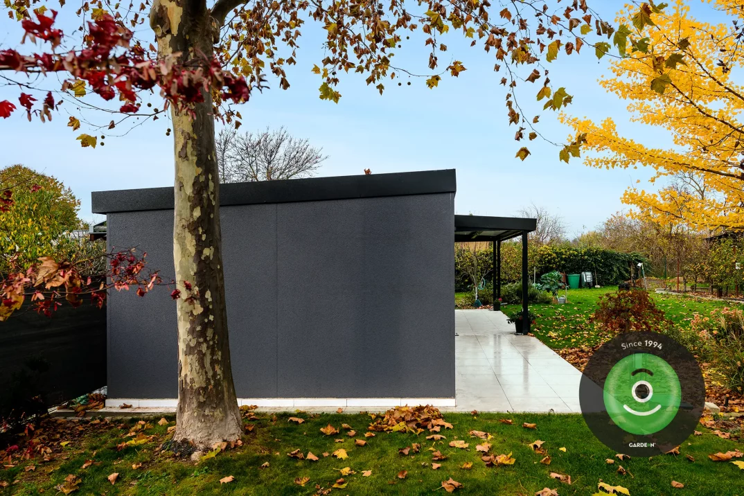 Záhradný domček s prístreškom a garážou