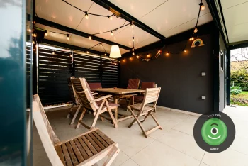 Romantické posedenie pod prístreškom