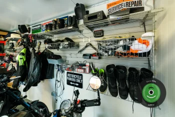 Motorkárske doplnky v garáži Gardeon