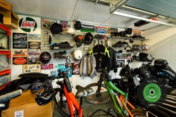 Motorkárske doplnky v garáži Gardeon