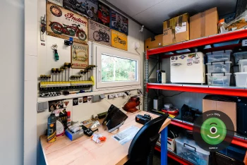 Motorkárske doplnky v garáži Gardeon