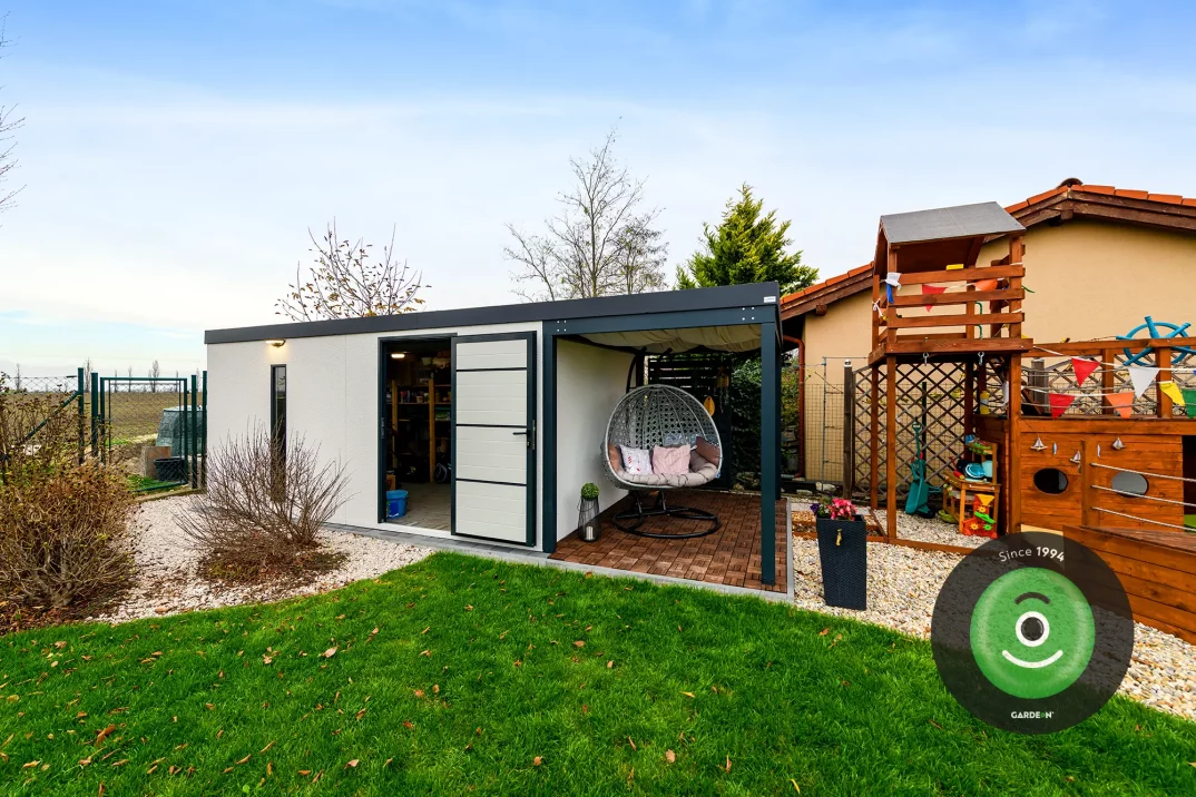 Záhradný domček s prístreškom a hojdacím kreslom