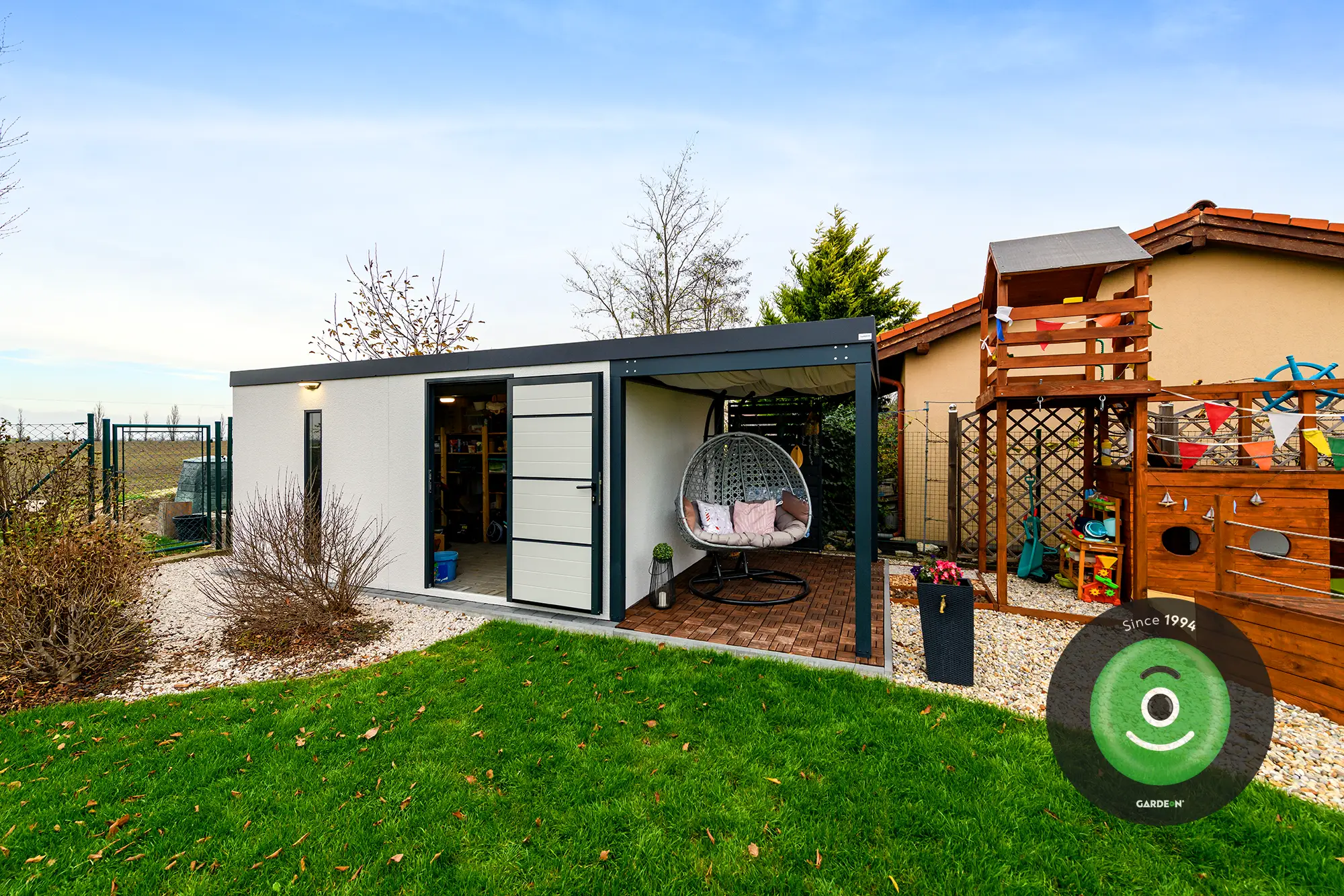 Záhradný domček s prístreškom a hojdacím kreslom
