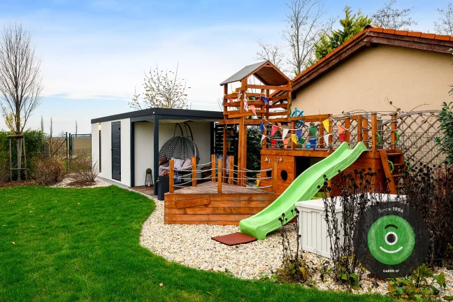 Detské ihrisko, šmýkačka so záhradným domčekom a prístreškom