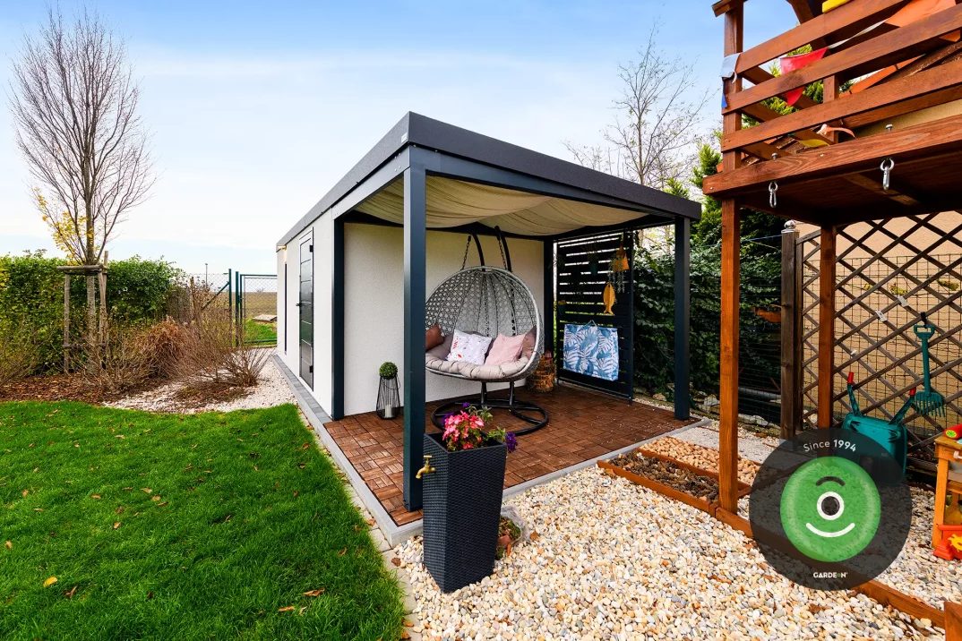 Hojdacie kreslo pod prístreškom