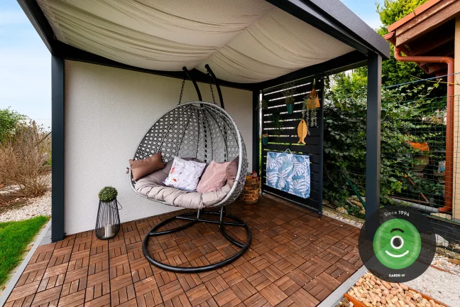 Relaxačné hojdacie kreslo pod prístreškom